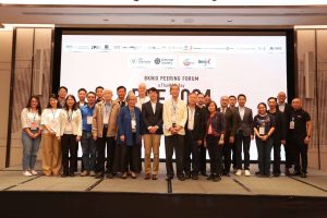 Picture with all the sponsor of peering forum